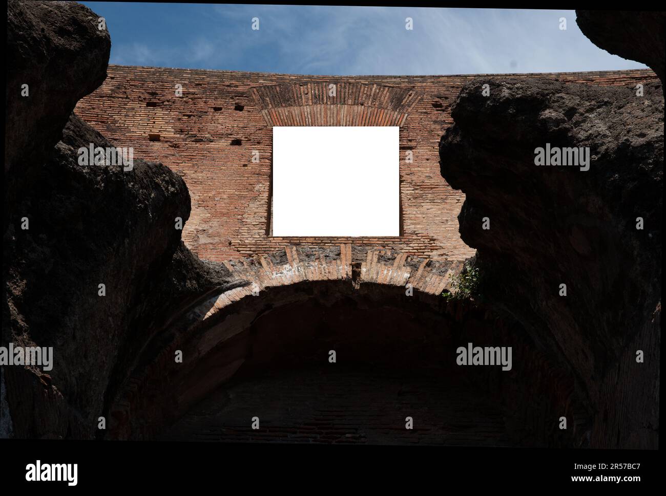 Rovine silhouette incorniciare vecchio muro di mattoni con schermo bianco per lasciare cadere testo, segno o immagine Foto Stock