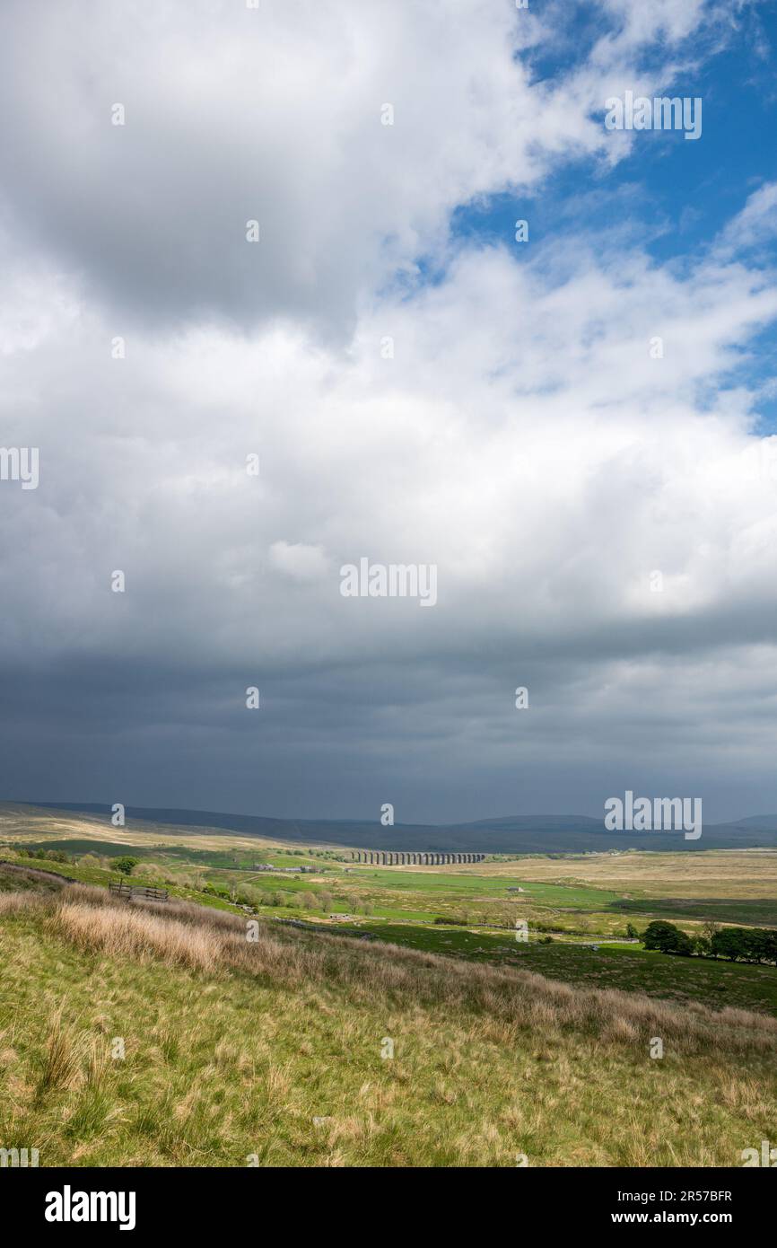Vista sulla valle del Ribblehead verso il viadotto del Ribblehead. Foto Stock