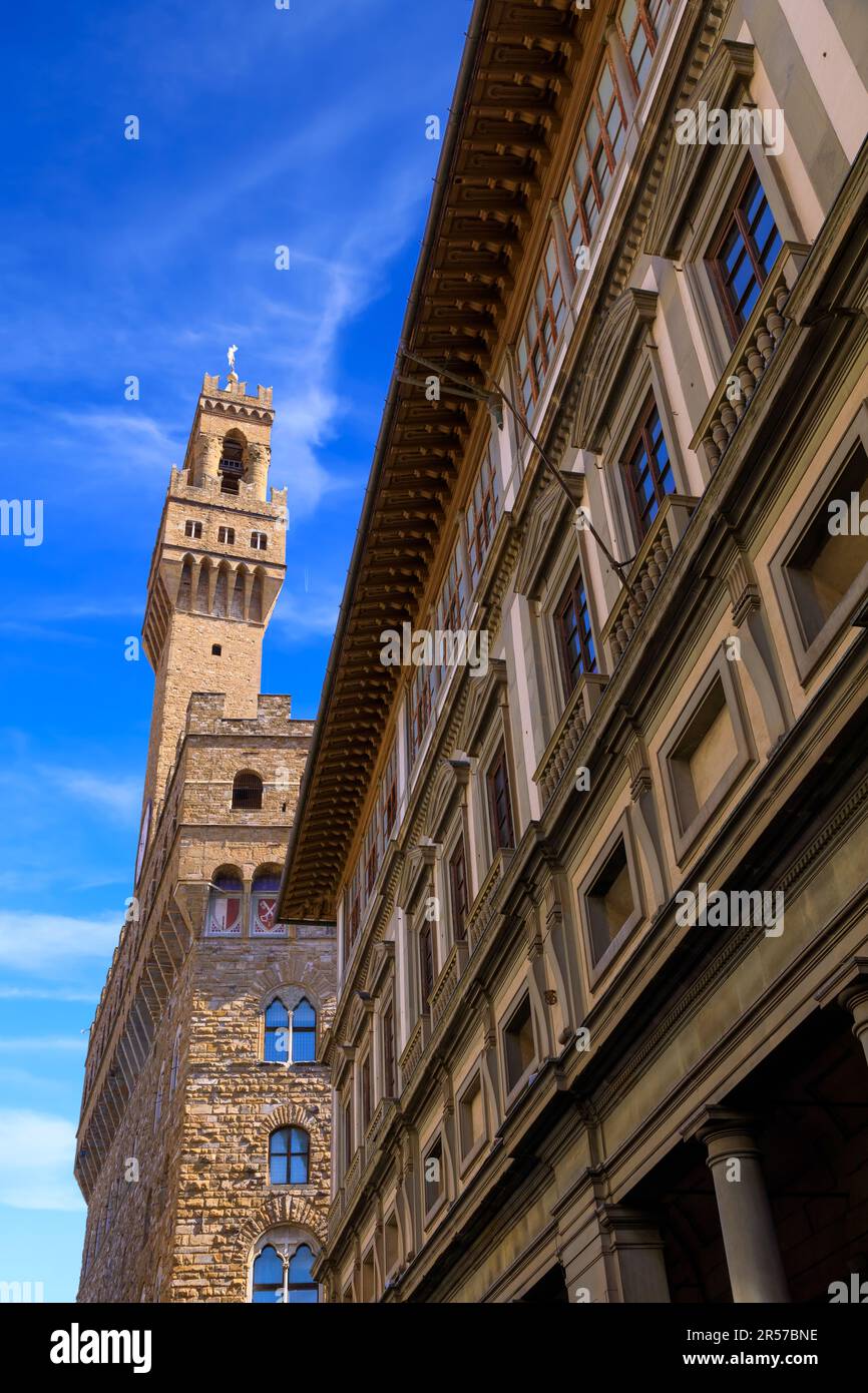 Vista urbana del centro storico di Firenze: Palazzo Vecchio con la Torre di Arnolfo dal cortile della Galleria degli Uffizi. Foto Stock