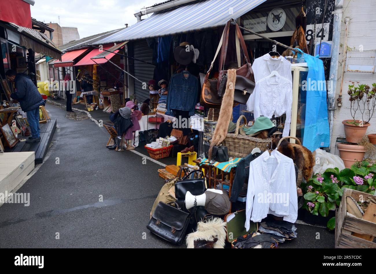 Parigi, Francia - 19 marzo 2023: Negozi di strada al famoso mercato delle pulci di Parigi, Francia. Foto Stock