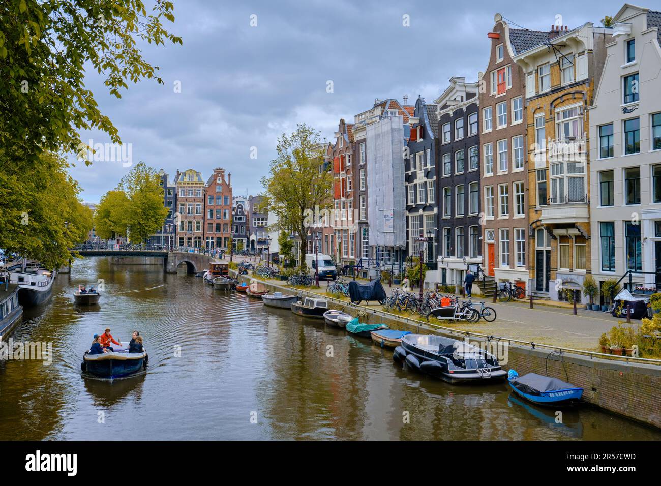 Amsterdam, Olanda del Nord, Paesi Bassi - Maggio 24 2023. Vista lungo il canale Brouwersgracht verso Herengracht in primavera. Foto Stock