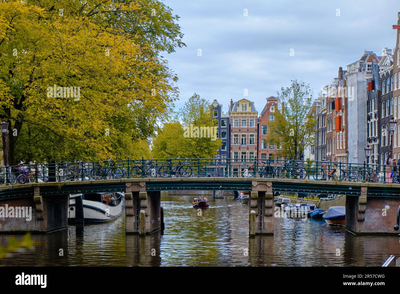 Amsterdam, Olanda del Nord, Paesi Bassi - Maggio 24 2023. Vista lungo il canale Brouwersgracht verso Herengracht in primavera. Foto Stock