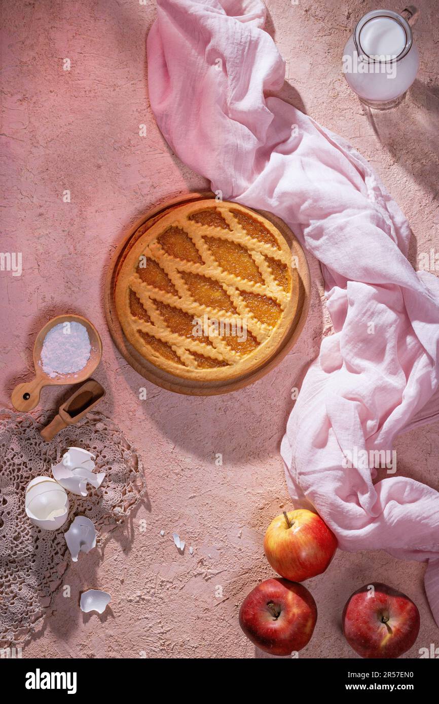 Deliziosa torta di mele tradizionale con frutta di mela sulla superficie di pietra, piatto. Vista dall'alto Foto Stock