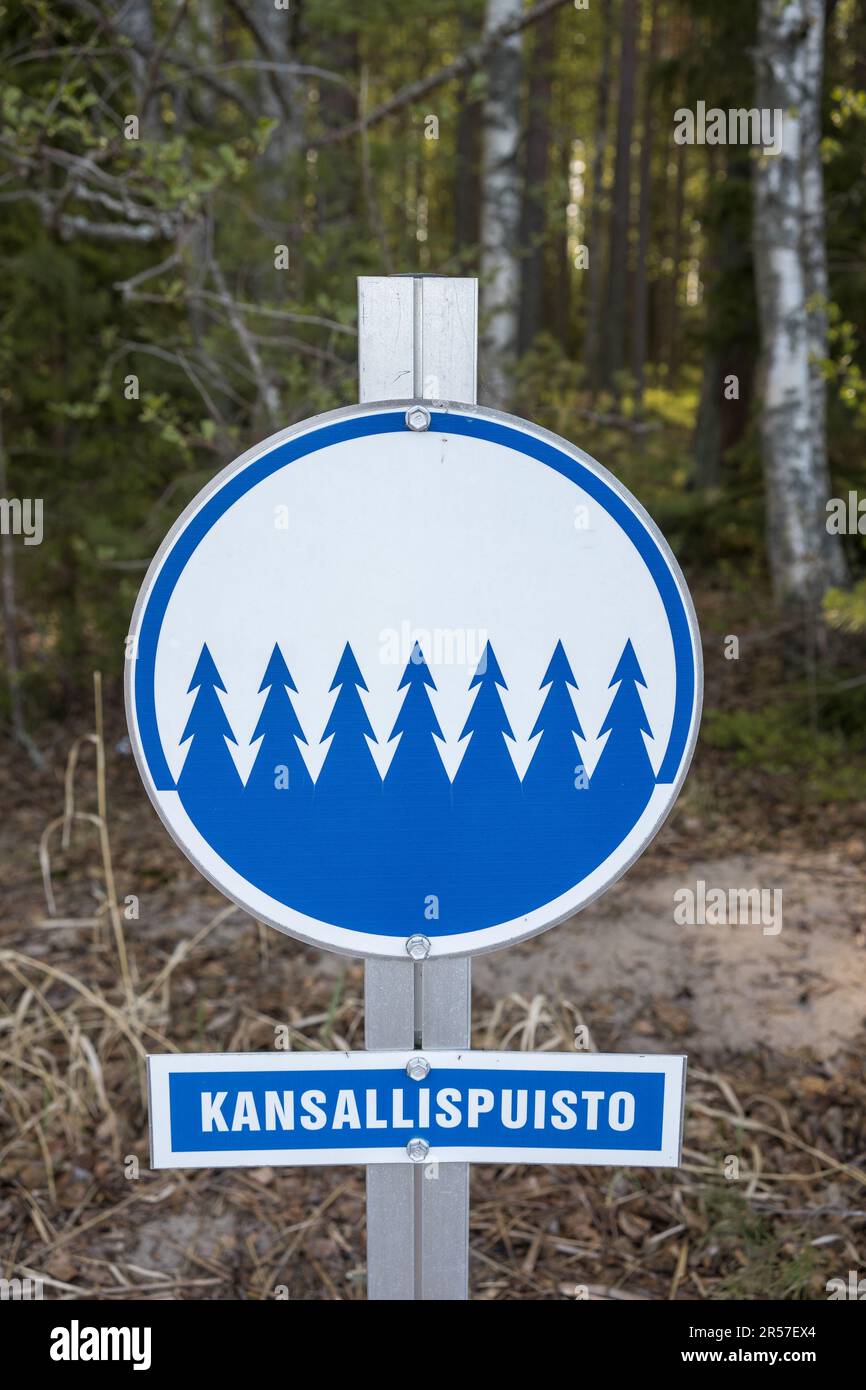 Firma con la parola kansallispuisto (finlandese per il Parco Nazionale) al confine con il Parco Nazionale di Päijänne, Finlandia. Foto Stock