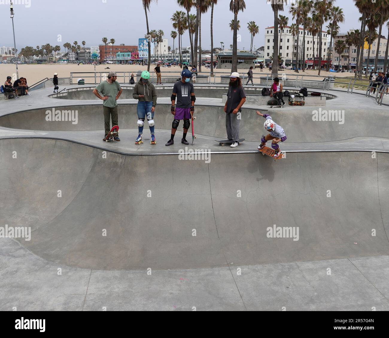 Gli skateboard si allenano al Venice Skate Park di Los Angeles, California, domenica 11 aprile 2021. Foto di Raquel G Frohlich. Foto Stock