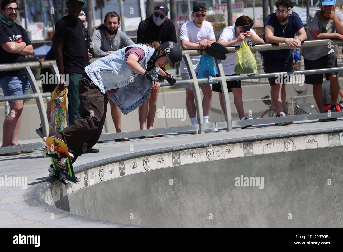 Gli skateboard si allenano al Venice Skate Park di Los Angeles, California, domenica 11 aprile 2021. Foto di Raquel G Frohlich. Foto Stock