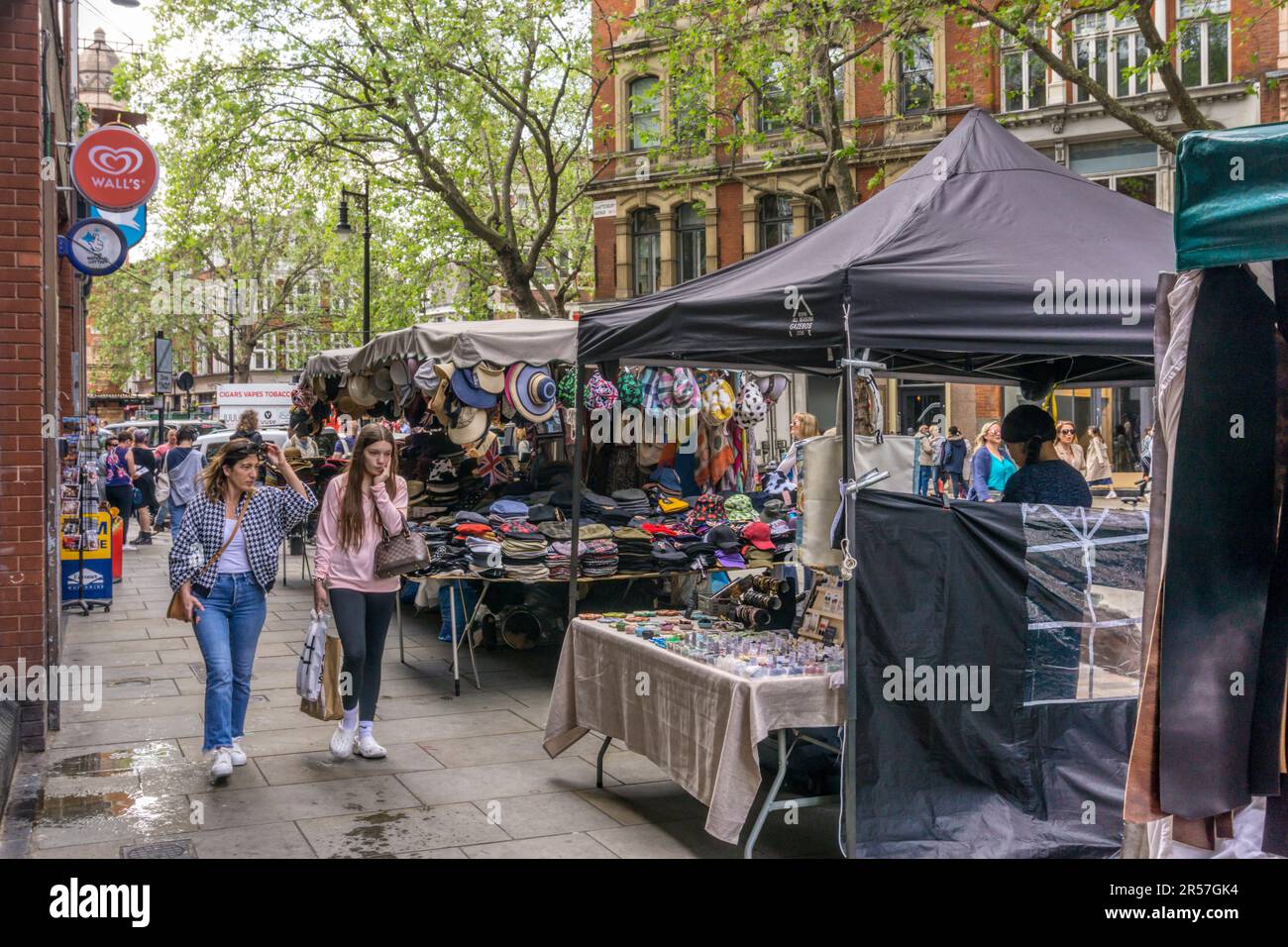 Mercato di strada in Shaftesbury Avenue, Londra. Foto Stock