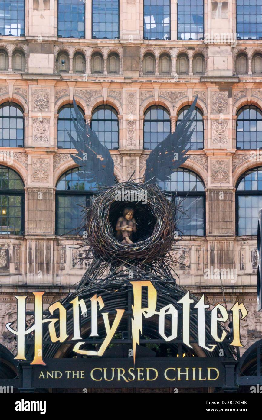 Insegna per Harry Potter e il bambino maledetto fuori dal Palace Theatre, Londra. Gioco scritto da Jack Thorne basato su una storia di J. K. Rowling. Foto Stock