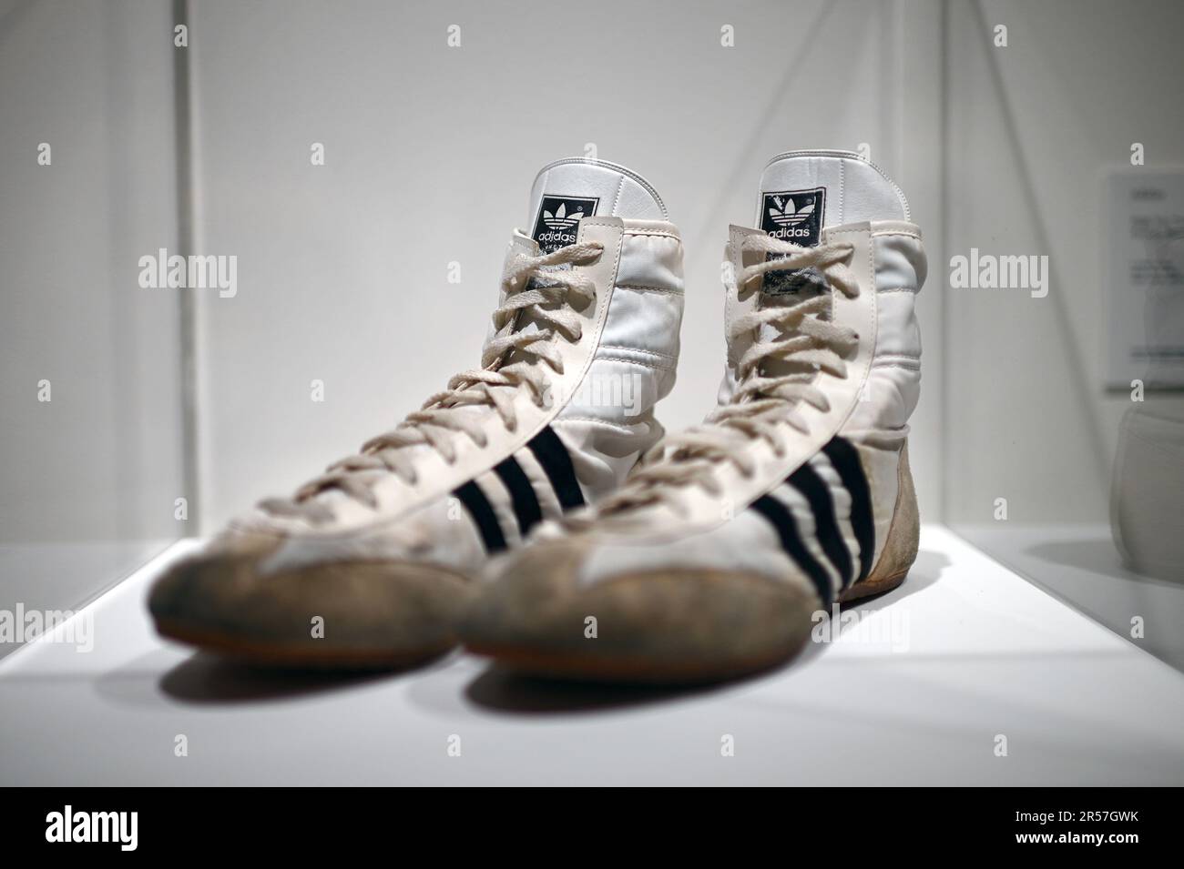 New York, Stati Uniti. 01st giugno, 2023. Un paio di sneaker alte Adidas  indossate dalla cantante Freddie Mercury in mostra al Sotheby's, New York,  NY, 1 giugno 2023. Alcuni oggetti da collezione