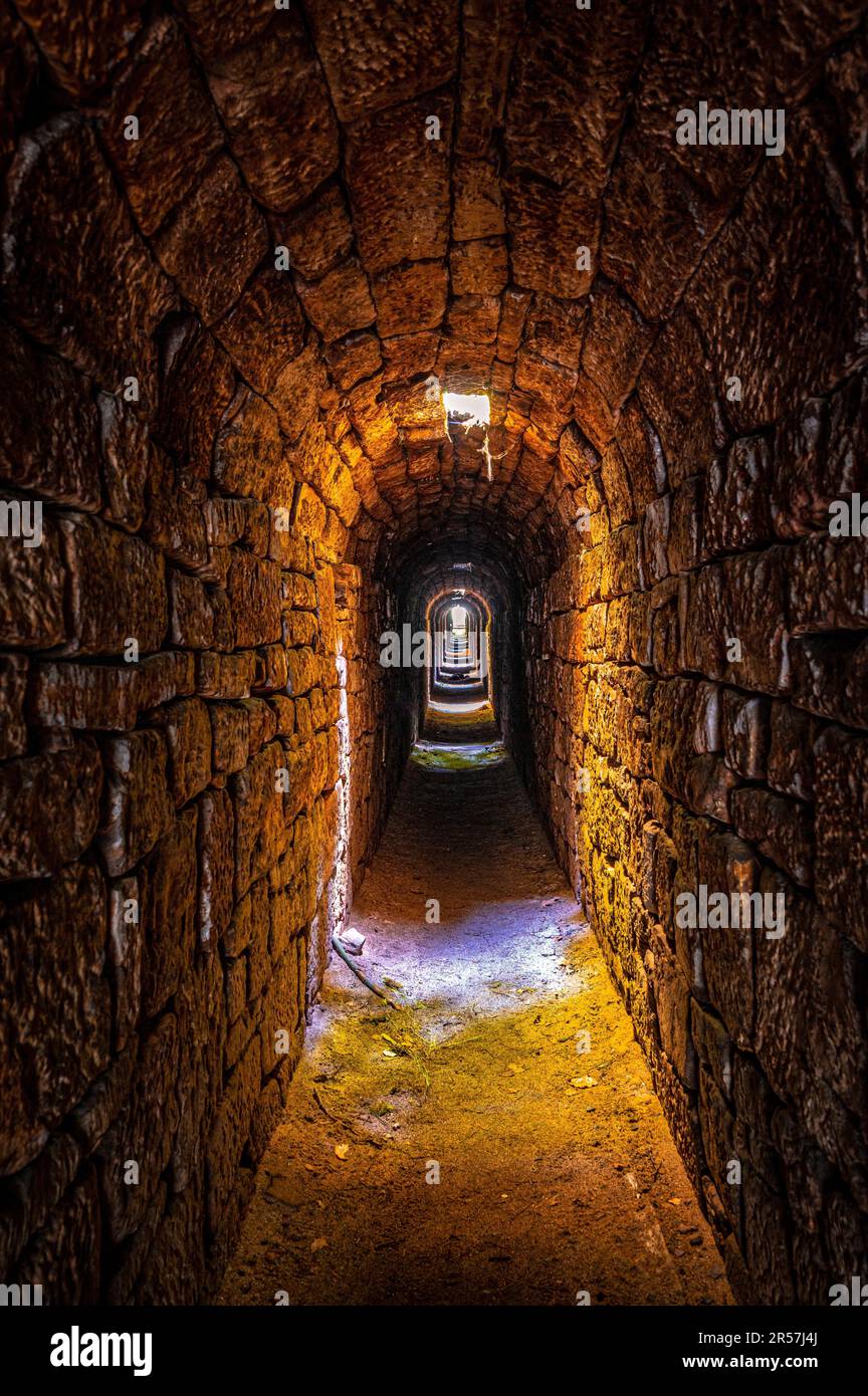 Tunnel sotterraneo di fuga fatto di vecchie pietre naturali nella tenuta di caccia Rieseneck, Kleineutersdorf, Turingia, Germania Foto Stock