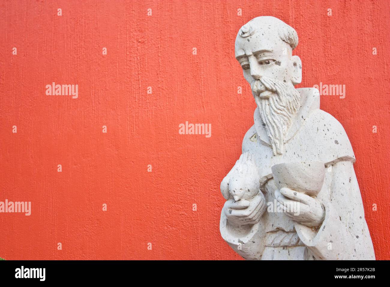 San Francesco statua all'ingresso di una Chiesa messicana Foto Stock
