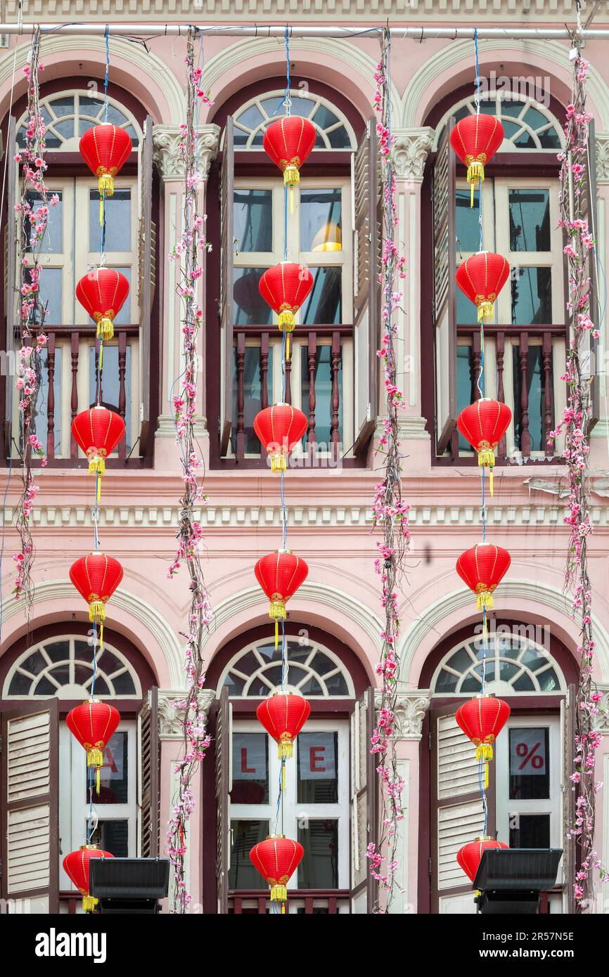 Le lanterne cinesi al di fuori di un edificio in Singapore Foto Stock