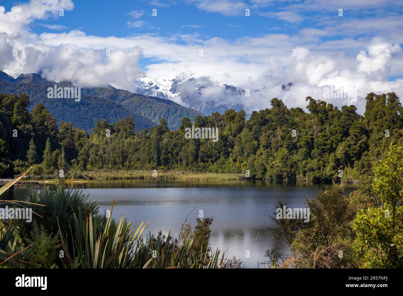 Vista panoramica del lago Mapourika in Nuova Zelanda Foto Stock