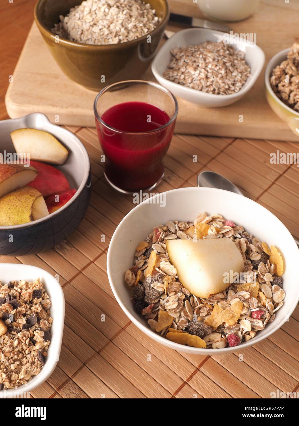 Ricca prima colazione con cereali biologici e ingredienti su un tavolo di legno, concetto di cibo sano Foto Stock