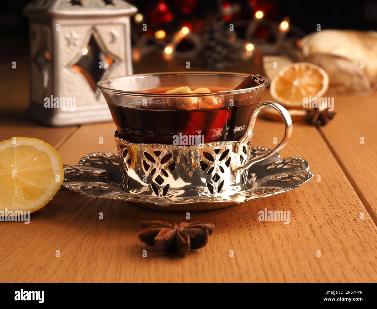 Gustoso VIN brulé con fette di limone e cannella su un rustico tavolo in legno, concetto di cibo di stagione, sfondo natalizio Foto Stock