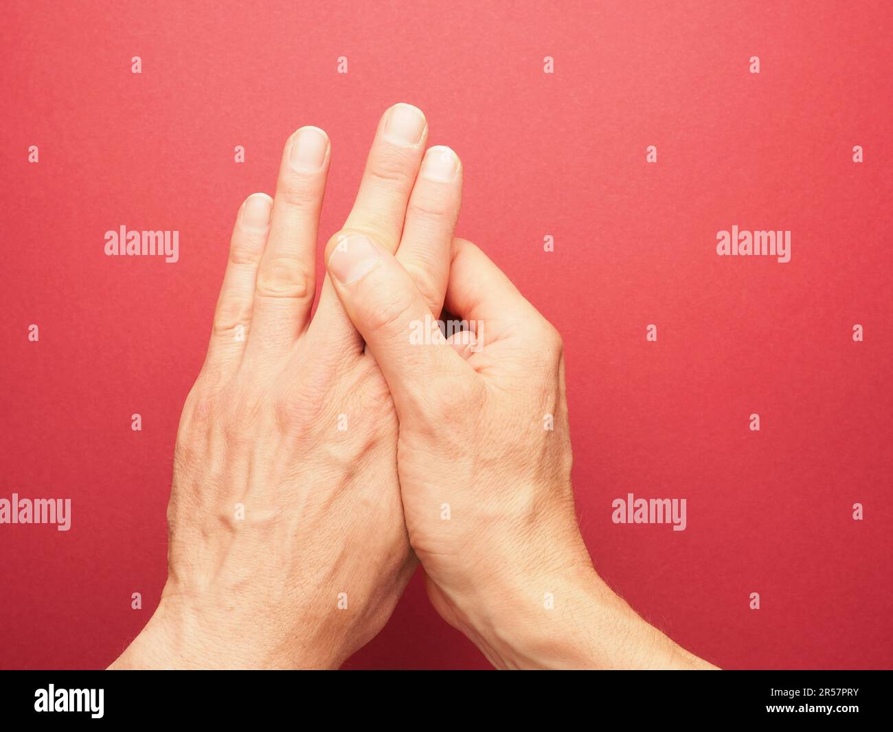 Posizione manuale per mudra n. 4 in Jin Shin Jyutsu, metodo di guarigione alternativo o concetto di auto-aiuto, medicina asiatica, sensibilizzazione Foto Stock