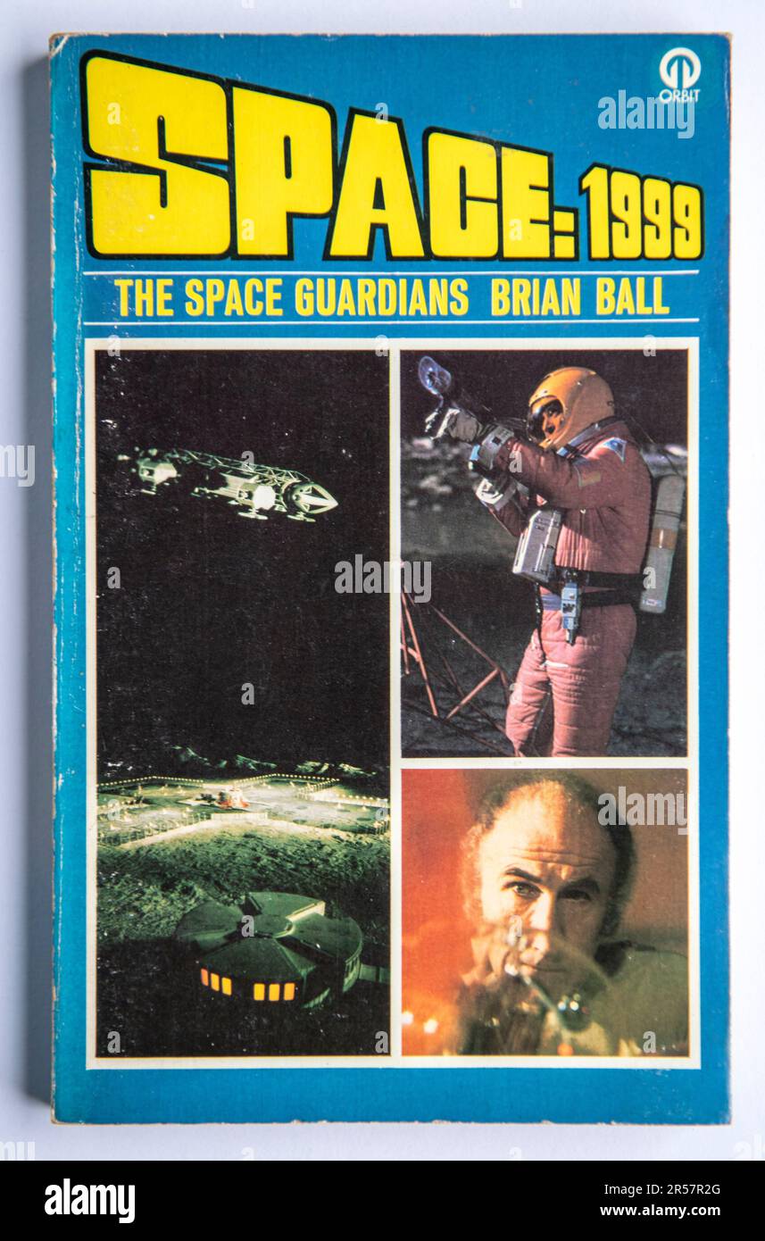 Il libro cartaceo Space Guardians pubblicato nel 1975, basato sulla serie televisiva Space 1999 di Gerry Anderson Foto Stock