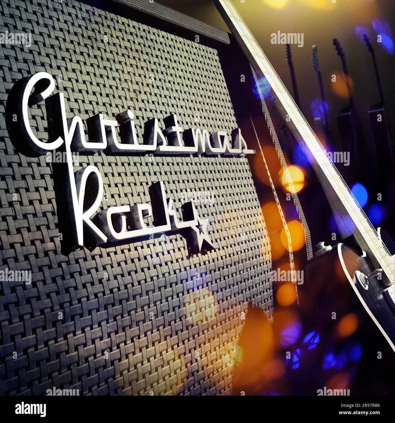 Amplificatore per chitarra con logo cromato Christmas Rock e luci di Natale sfocate, rendering 3D Foto Stock