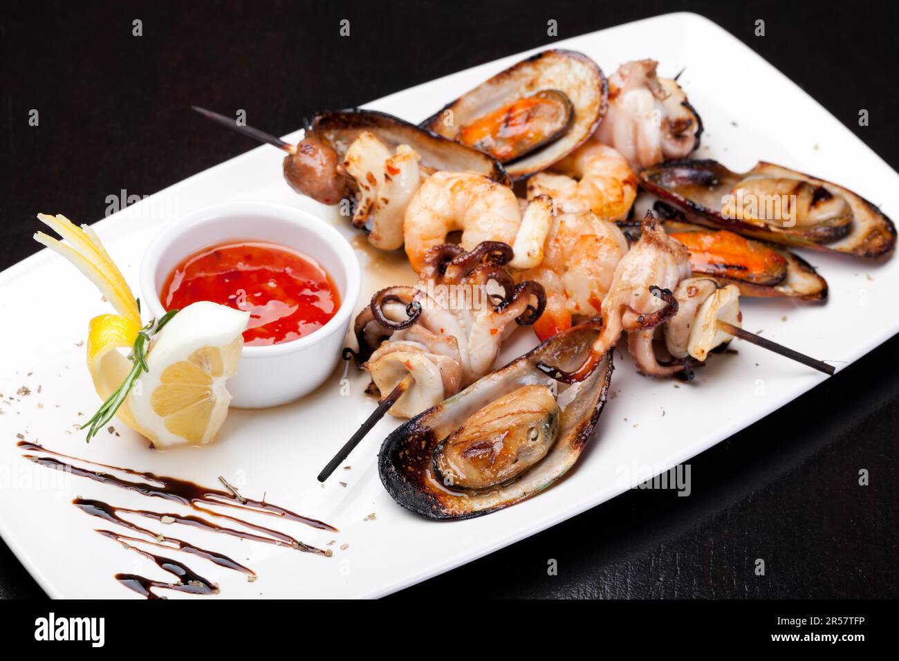 Primo piano di pesce Kebab e cozze Foto Stock