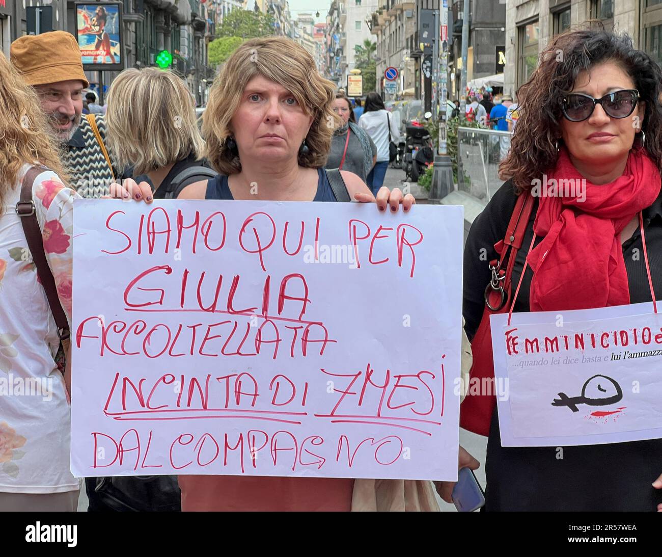 Napoli molte donne si sono riunite per dare vita al flash Mob su via Toledo per Giulia Tramontano la ragazza incinta di 7 mesi uccisa dal suo compagno Alessandro Imagnatiello. Femicida "horror sul suo corpo" Foto Stock