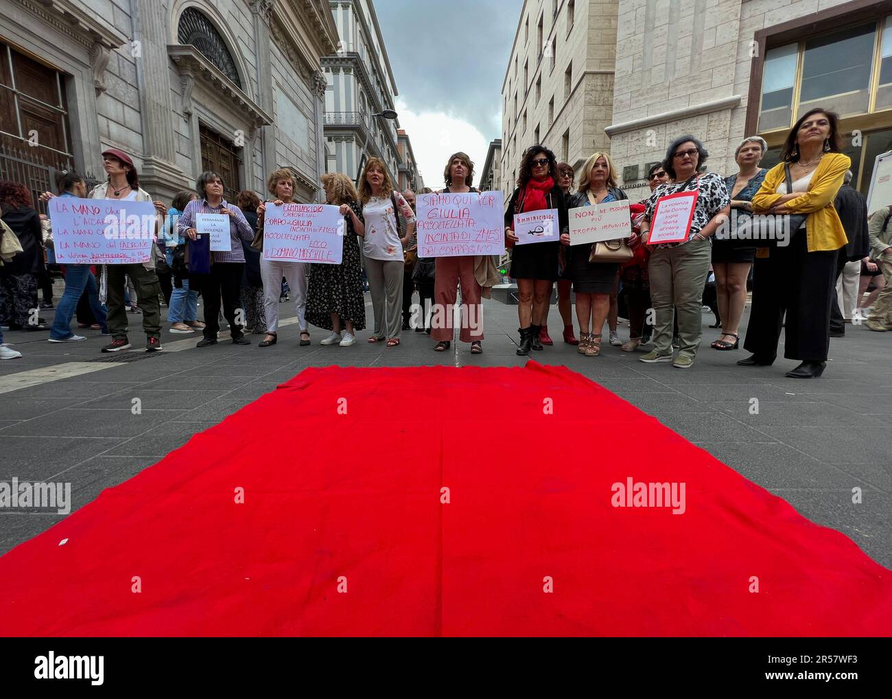 Napoli molte donne si sono riunite per dare vita al flash Mob su via Toledo per Giulia Tramontano la ragazza incinta di 7 mesi uccisa dal suo compagno Alessandro Imagnatiello. Femicida "horror sul suo corpo" Foto Stock