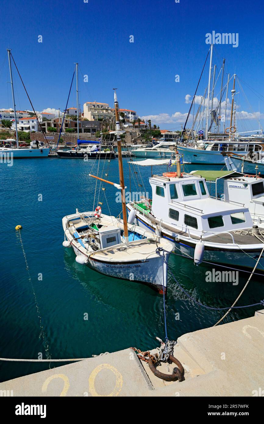 Porto di Megaloxori, Agistri, Isole Saroniche, Grecia. Foto Stock
