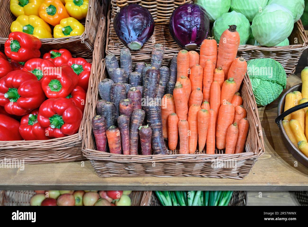 Cesti di frutta Pepperoni, carote Foto Stock