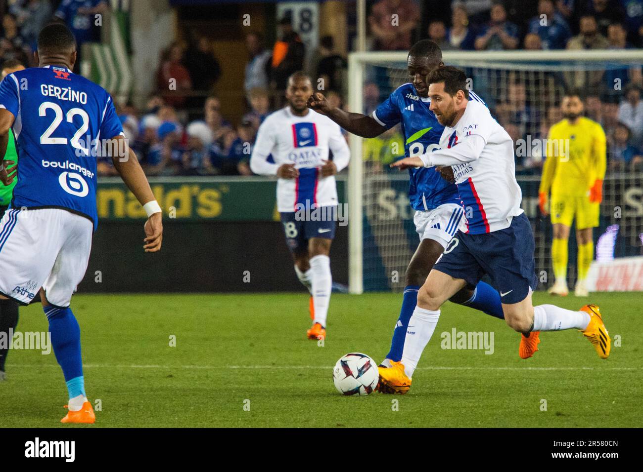 Lionel messi (Parigi St Germain) r. in duello con Ibrahima SISSOKO (Racing Strasbourg) Foto Stock