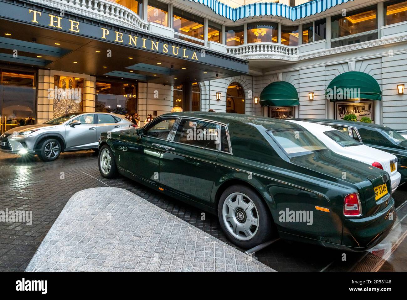 Green Rolls Royces parcheggiato fuori dal Peninsula Hotel, Hong Kong, Cina. Foto Stock