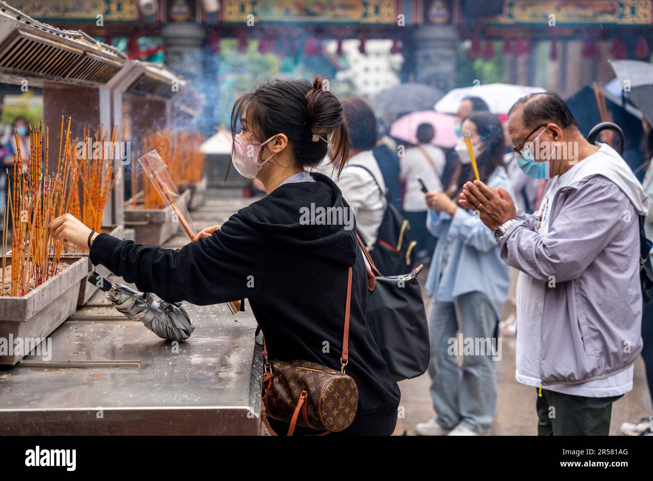 I giovani cinesi adorano il tempio di Wong Tai Sin, Hong Kong, Cina. Foto Stock