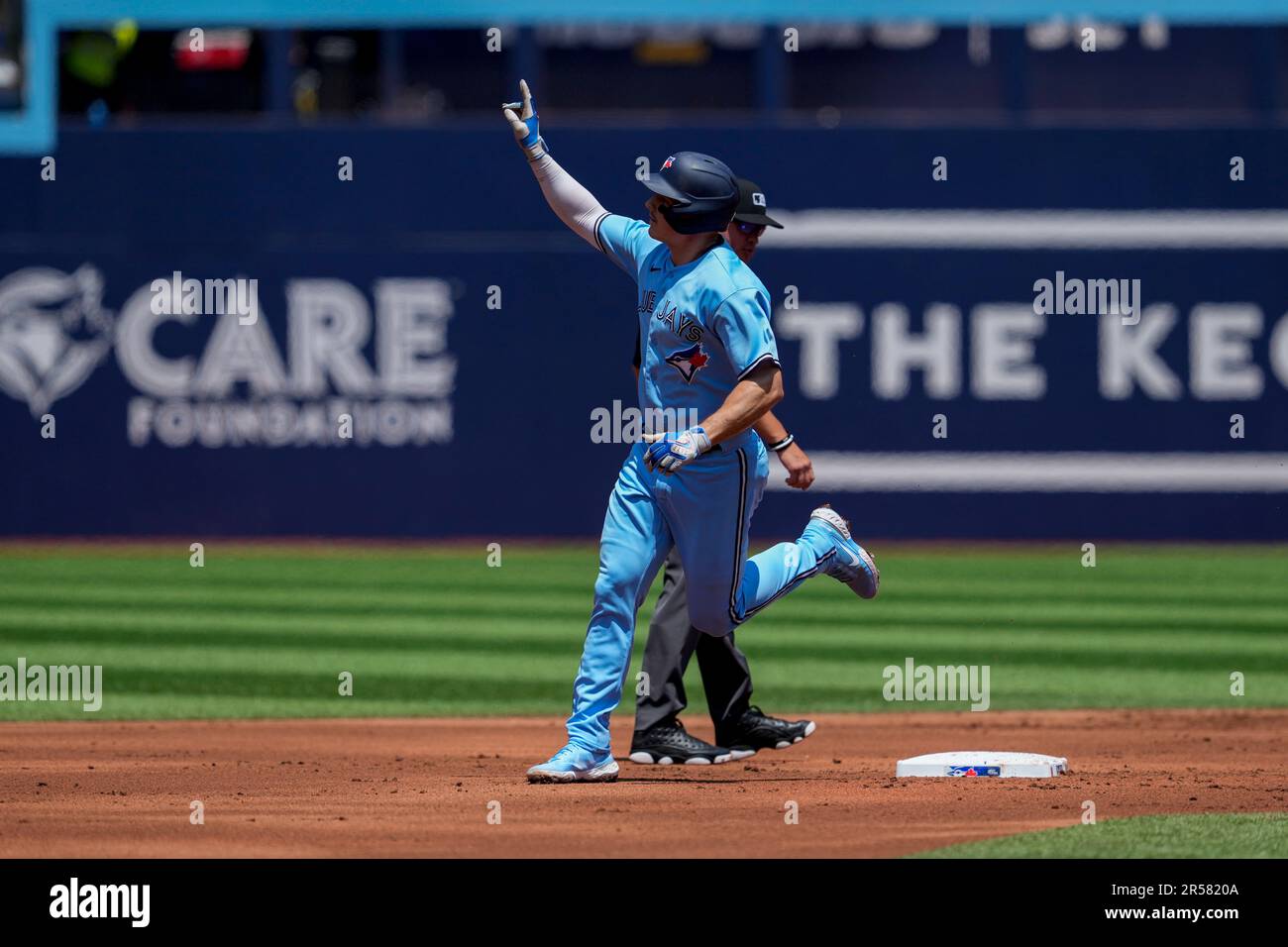 Toronto, Canada. 01st giugno, 2023. 1 giugno 2023, TORONTO, ON, CANADA: Il terzo bassista di Toronto Blue Jays Matt Chapman (26) celebra la sua corsa a due contro i Milwaukee Brewers nella prima azione di baseball interleague a Toronto giovedì 1 giugno 2023. (Credit Image: © Andrew Lahodynskij/The Canadian Press via Credit: Zuma Press/Alamy Live News Foto Stock