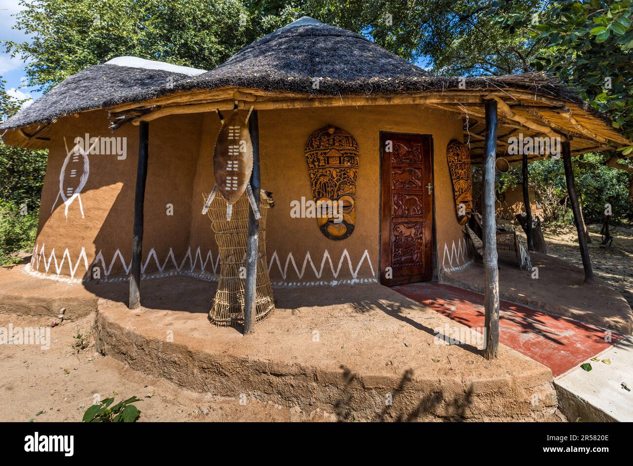 Una tradizionale roundhouse con tetto in paglia come esempio di molti tipi di alloggi al Kutchire Lodge. Sistemazioni in stile villaggio al Kutchire Lodge. Liwonde National Park, Malawi Foto Stock