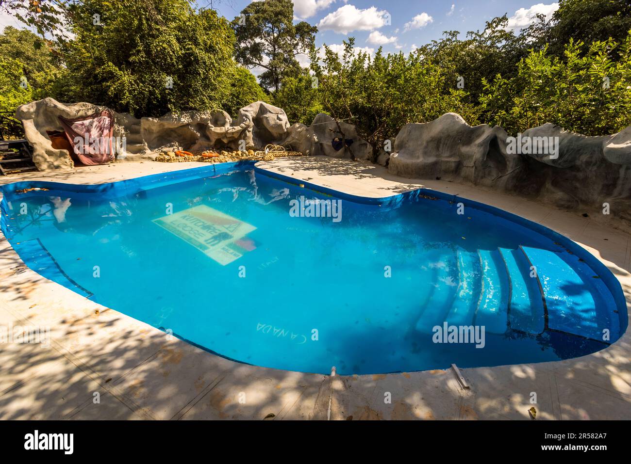 La piscina per gli ospiti nel Kutchire Lodge è anche protetta da elefanti con pareti in cemento che con il loro aspetto fanno l'impressione di elefanti. Parco Nazionale Malawi Liwonde Foto Stock