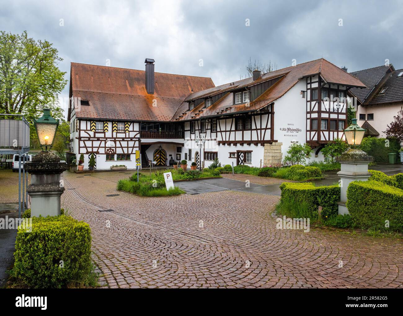 Busingen am Hochrhein, Germania - 1 maggio 2023: Ristorante alte Rheinmuhle a Busingen, un comune circondato dal territorio svizzero - l'unica unità comune Foto Stock