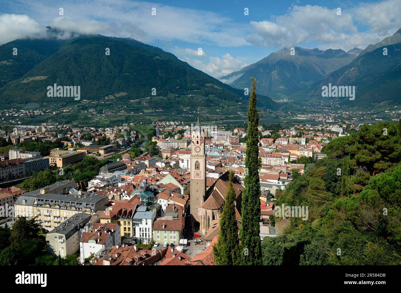 Merano in Alto Adige in Val Venosta, con vista sul centro storico Foto Stock