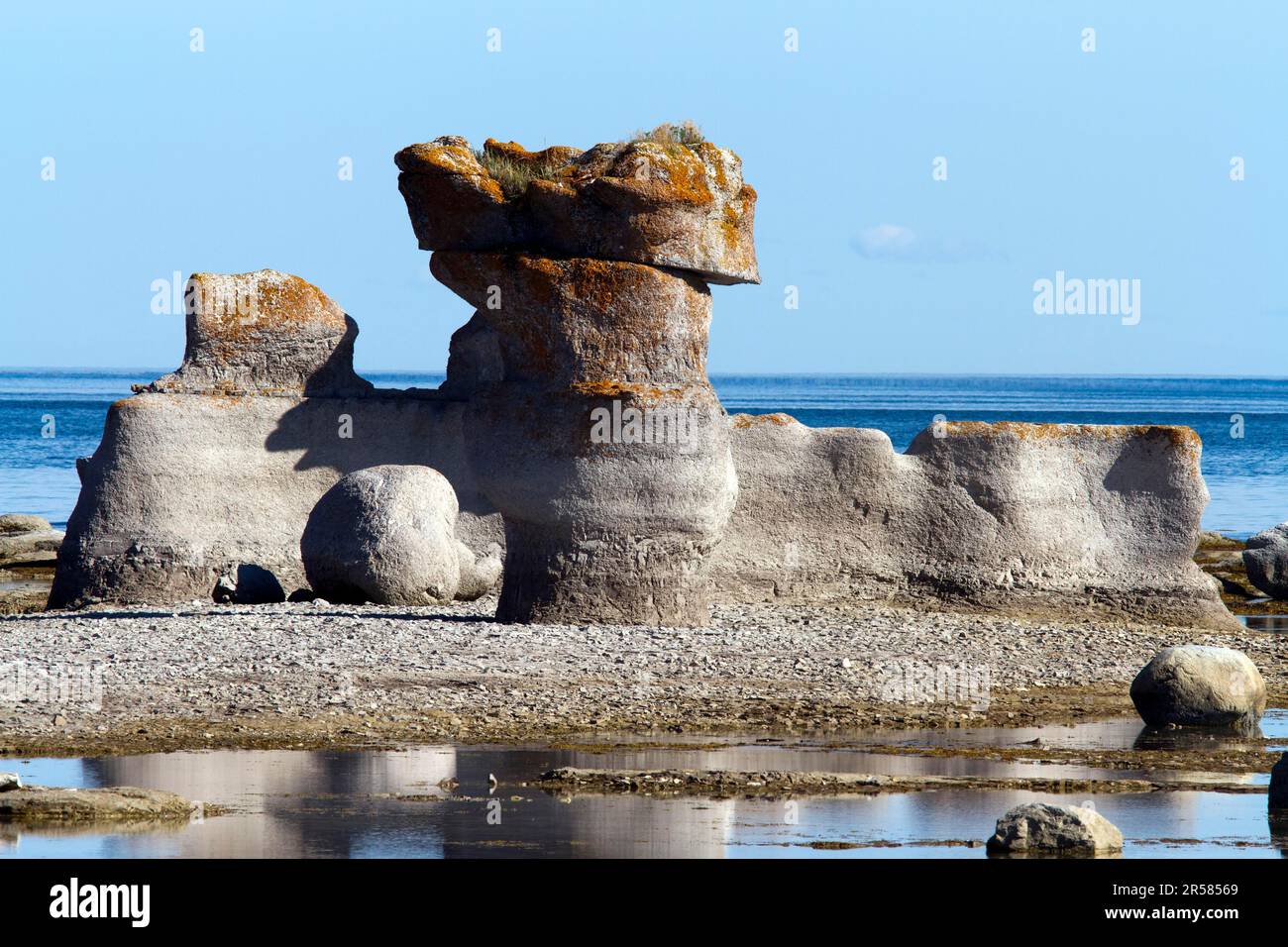 Formazione rocciosa formata da erosione eolica ed erosione idrica, Mingan Archipelago National Park, Quebec, erosione, Canada Foto Stock