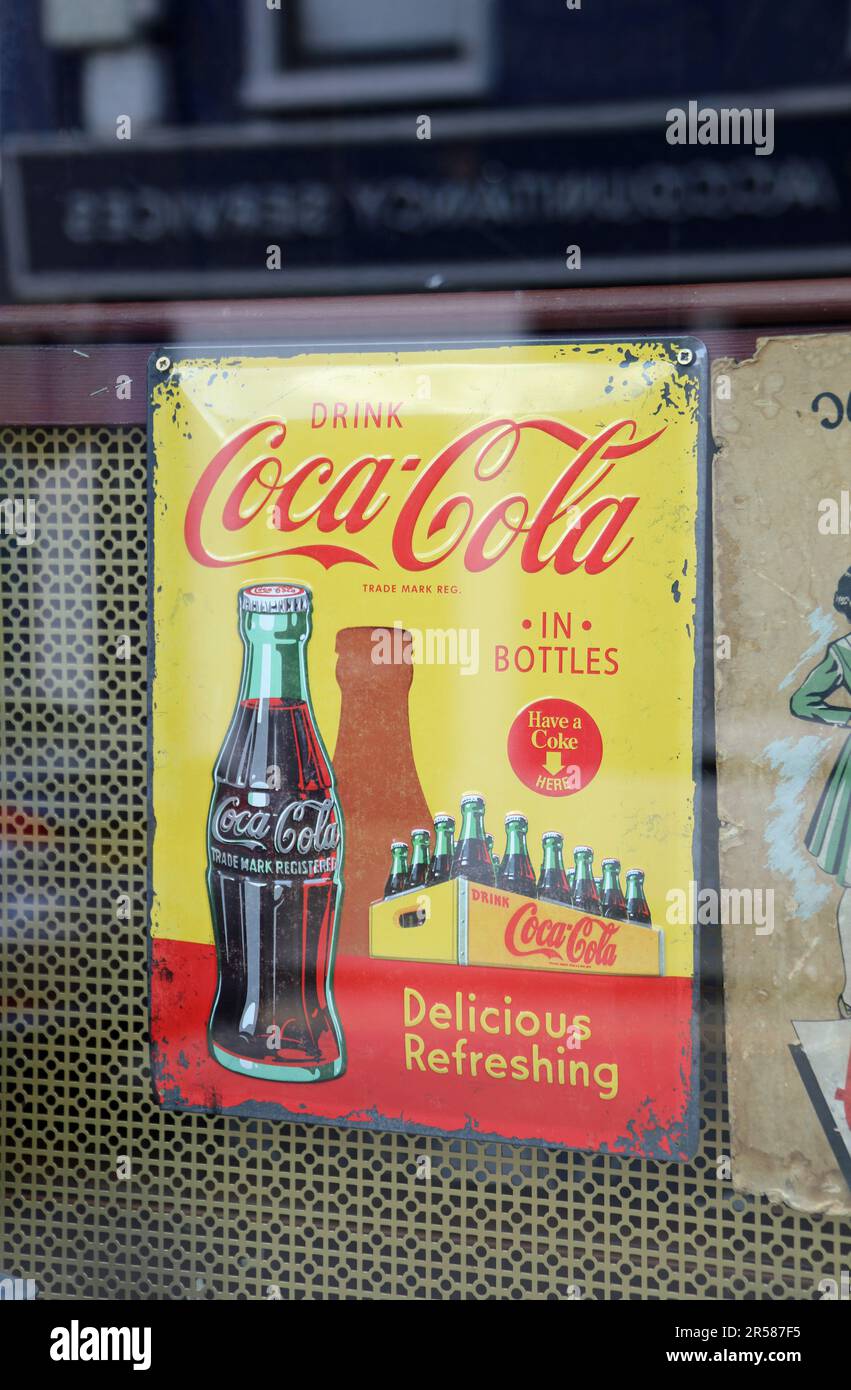 Pubblicità antica per Coca Cola in bottiglia Foto Stock