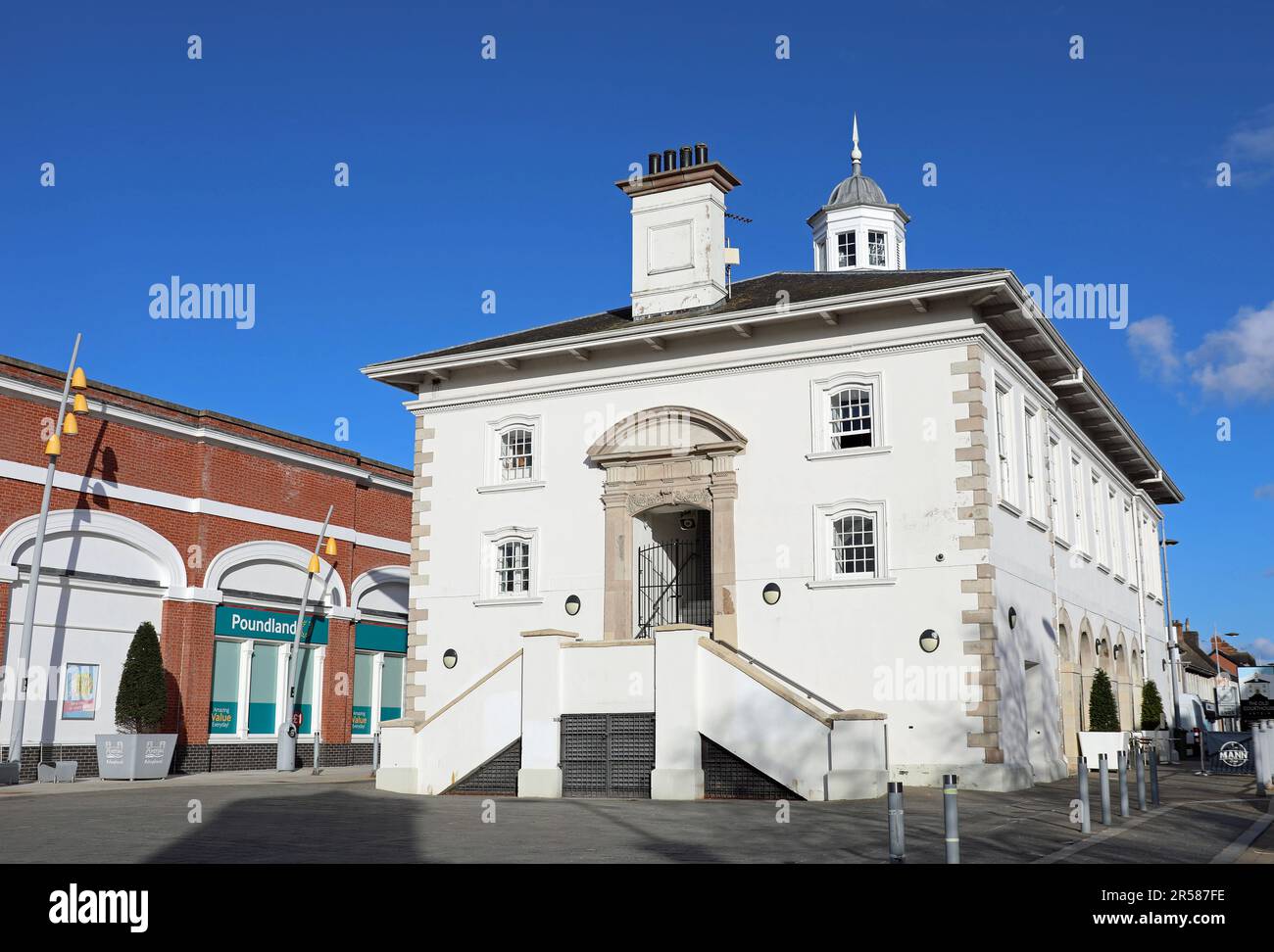 Edificio del tribunale di Antrim nell'Irlanda del Nord Foto Stock