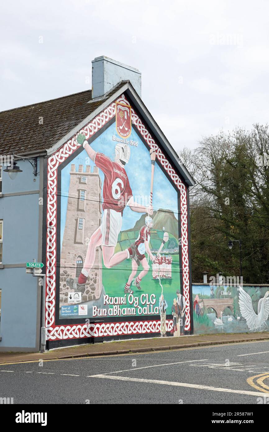 Mural hurling a Cushendall in Irlanda del Nord Foto Stock