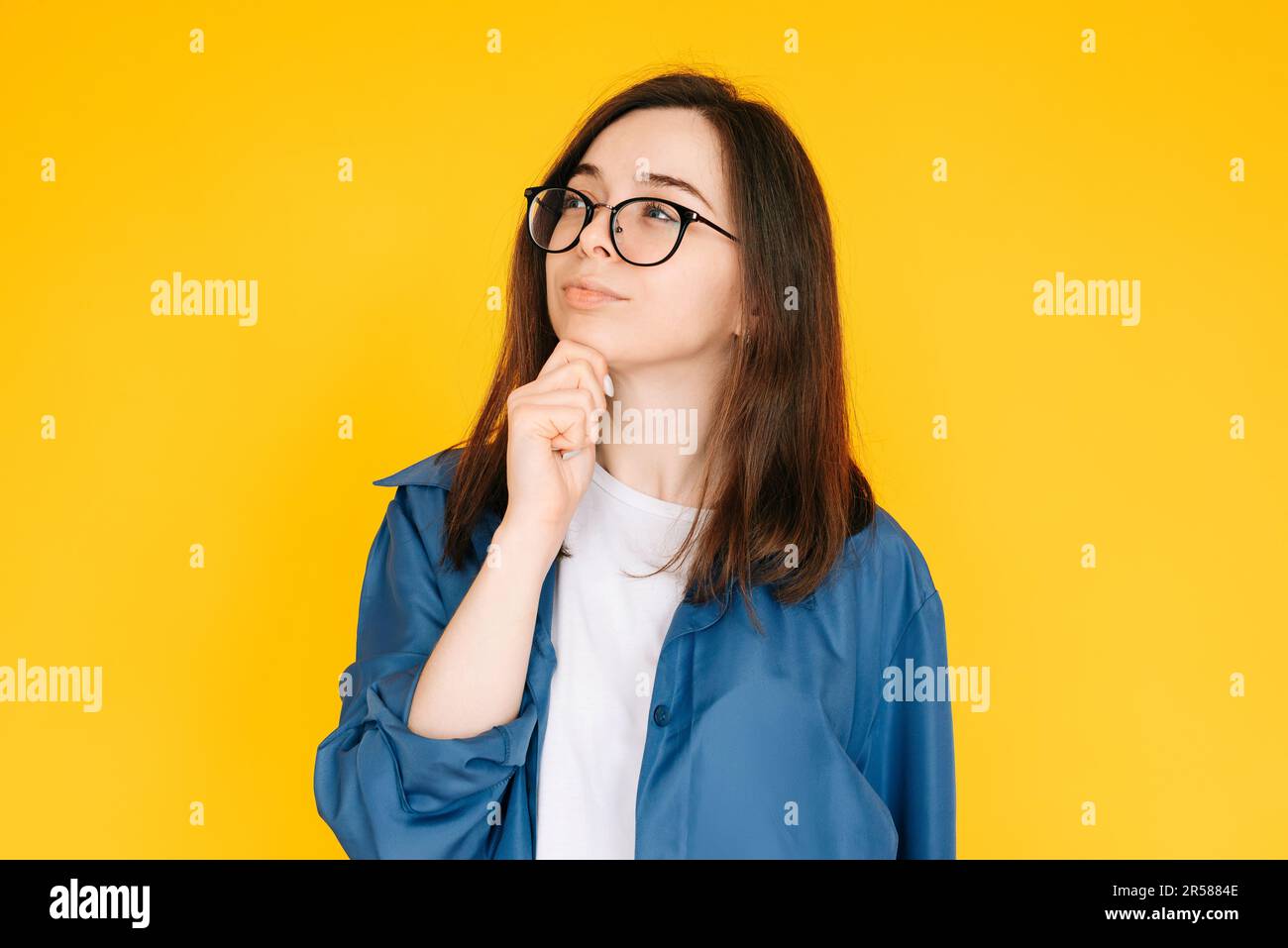 Decisione di shopping intelligente: Donna elegante e premurosa considerando l'acquisto di nuovo prodotto, la posa del braccio sul fronte - concetto di consumatore alla moda isolato su Ye Foto Stock