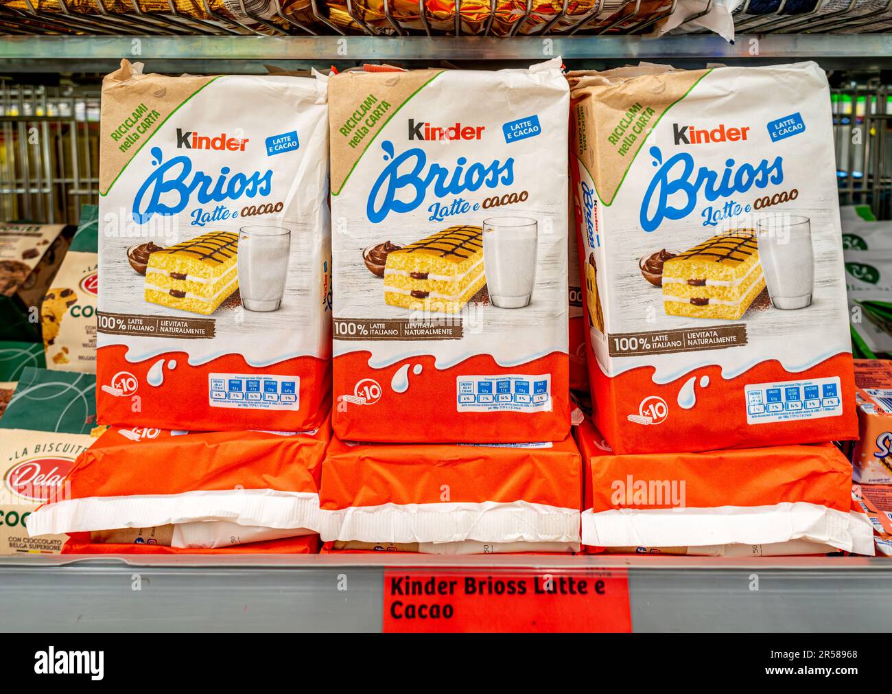 Italia - 21 maggio 2023: Ferrero Kinder Brioss latte e cacao con latte italiano, snack in confezioni di carta riciclabile per la vendita su scaffali di negozi italiani Foto Stock