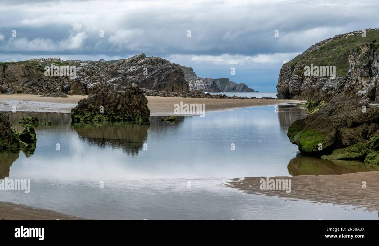 Mare roccioso in Costa Quebrada, Cantabria, Spagna Foto Stock