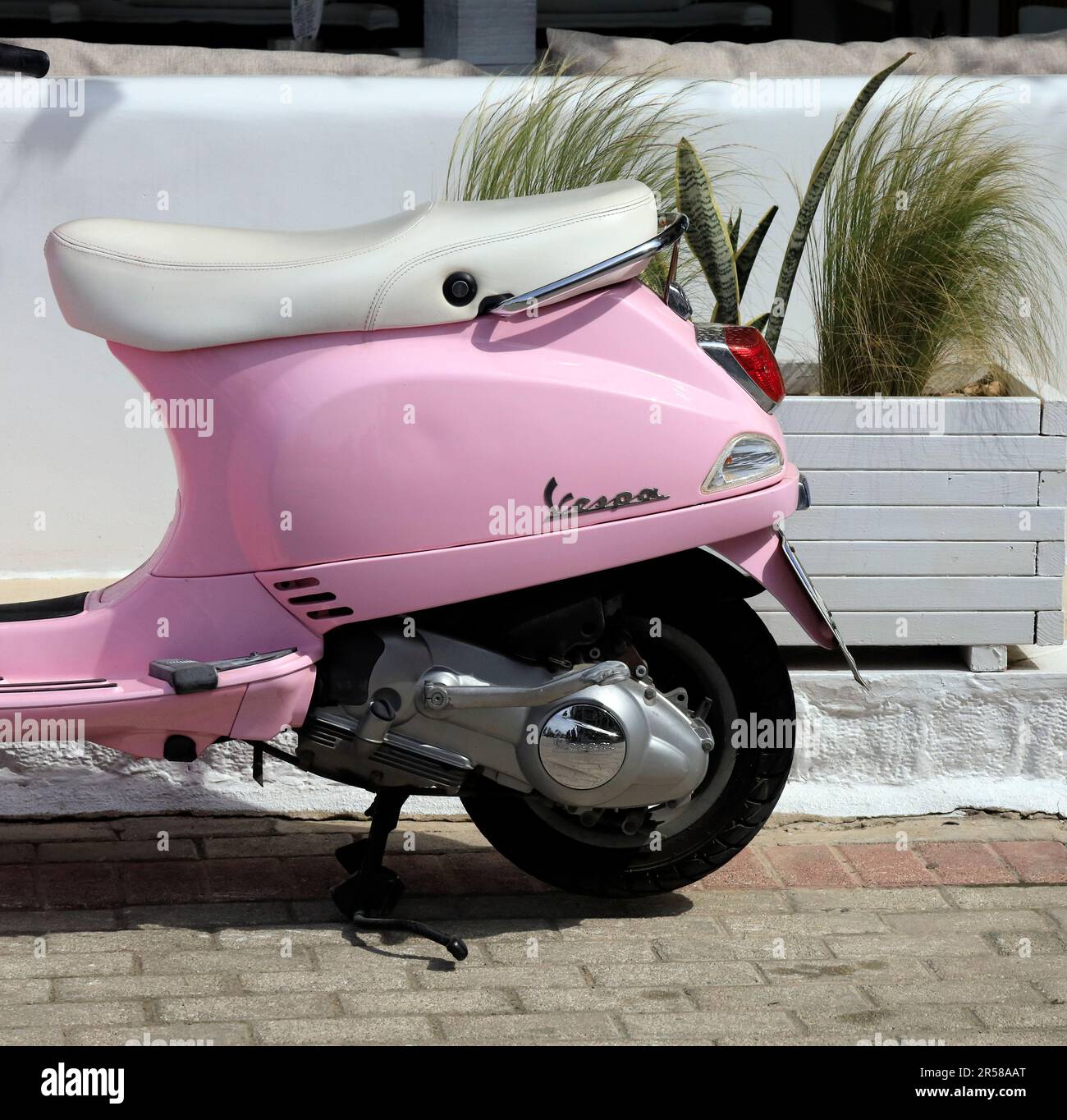 Particolare logo, scooter Vespa rosa, Isola di Agistri, Golfo Saronico, Grecia. Preso il 2023 maggio Foto Stock