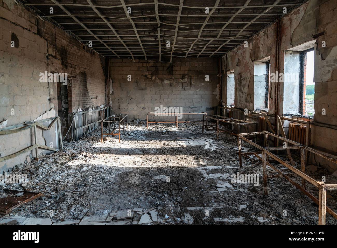 Vista della chiesa distrutta della Santa Madre nel villaggio di Bohorodychne nella regione di Donetsk il 31 maggio 2023 dalle forze russe durante l'occupazione dal 2022 agosto al 2022 settembre. Le forze russe attaccarono il villaggio nel maggio del 2022 e infine occuparono il villaggio in agosto per 2 mesi, fu liberato nel settembre del 2022. Dalle colline che circondano il villaggio le forze russe hanno sgusciati e distrutto case, scuola e la famosa Chiesa della Santa Madre di Dio “gioia di tutti coloro che tristono”. La chiesa divenne un convento dello Sviatohirsk Lavra nel 2008. La chiesa appartiene alla Chiesa Ortodossa Ucraina (M. Foto Stock