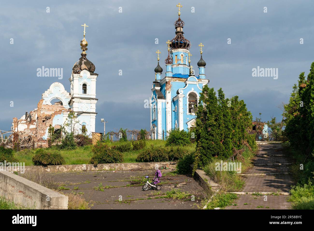 Vista della chiesa distrutta della Santa Madre nel villaggio di Bohorodychne nella regione di Donetsk il 31 maggio 2023 dalle forze russe durante l'occupazione dal 2022 agosto al 2022 settembre. Le forze russe attaccarono il villaggio nel maggio del 2022 e infine occuparono il villaggio in agosto per 2 mesi, fu liberato nel settembre del 2022. Dalle colline che circondano il villaggio le forze russe hanno sgusciati e distrutto case, scuola e la famosa Chiesa della Santa Madre di Dio “gioia di tutti coloro che tristono”. La chiesa divenne un convento dello Sviatohirsk Lavra nel 2008. La chiesa appartiene alla Chiesa Ortodossa Ucraina (M. Foto Stock