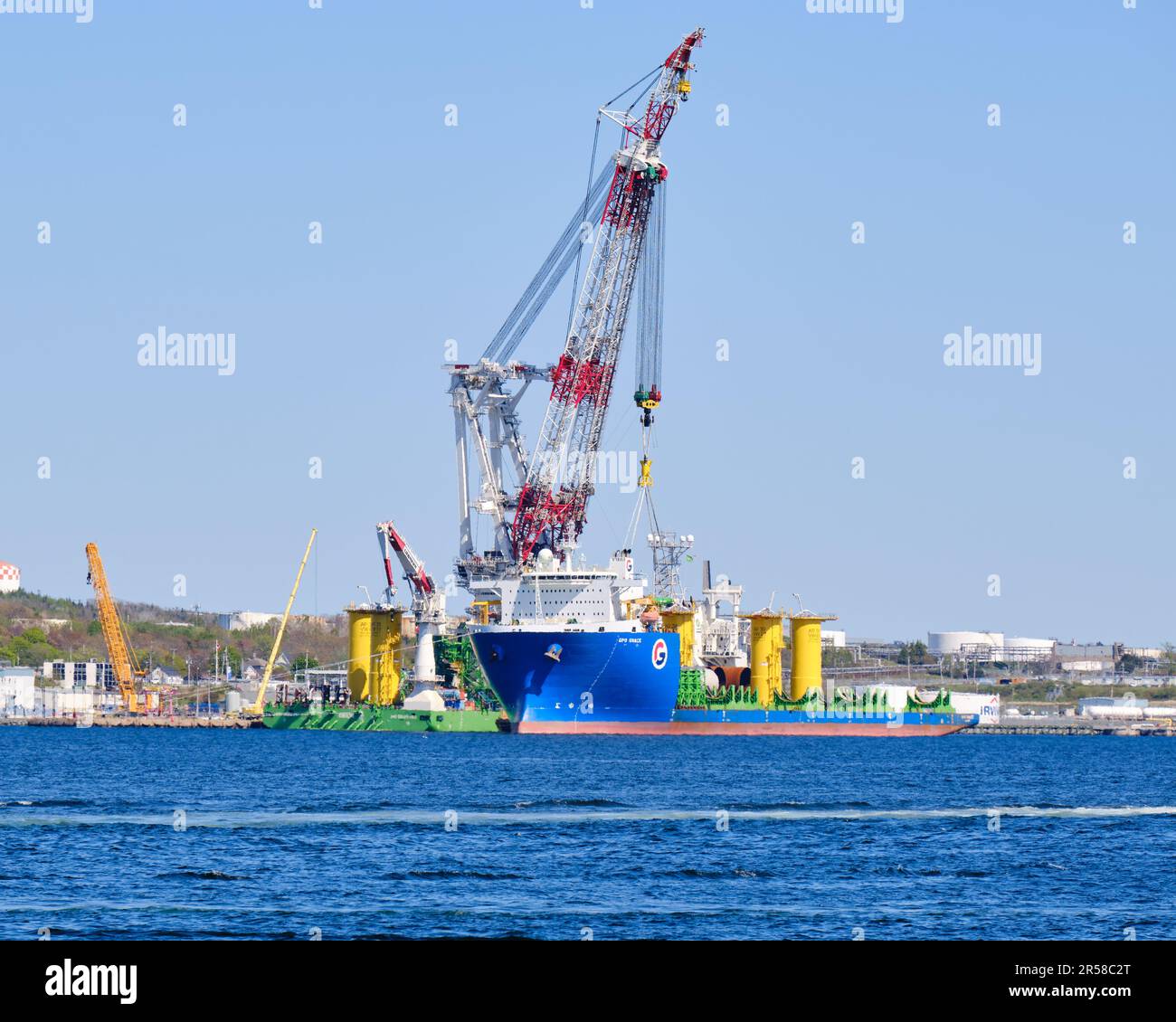 La gru Orion Offshore Heavy Lift che sposta la turbina eolica si allaccia alla Grazia dell'OGO Foto Stock
