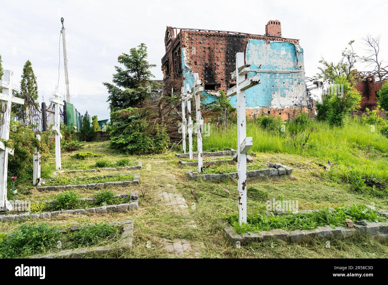 Vista della chiesa distrutta della Santa Madre nel villaggio di Bohorodychne nella regione di Donetsk il 31 maggio 2023 dalle forze russe durante l'occupazione dal 2022 agosto al 2022 settembre. Le forze russe attaccarono il villaggio nel maggio del 2022 e infine occuparono il villaggio in agosto per 2 mesi, fu liberato nel settembre del 2022. Dalle colline che circondano il villaggio le forze russe hanno sgusciati e distrutto case, scuola e la famosa Chiesa della Santa Madre di Dio “gioia di tutti coloro che tristono”. La chiesa divenne un convento dello Sviatohirsk Lavra nel 2008. La chiesa appartiene alla Chiesa Ortodossa Ucraina (M. Foto Stock