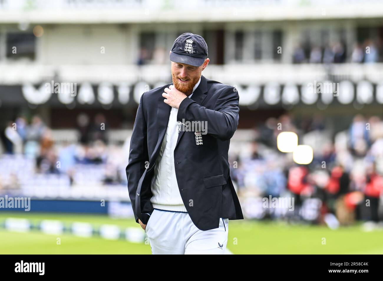 Ben Stokes d'Inghilterra torna al padiglione dopo il lancio della moneta durante il LV= Insurance Day One Test Match Inghilterra vs Irlanda a Lords, Londra, Regno Unito, 1st giugno 2023 (Foto di Craig Thomas/News Images) Foto Stock