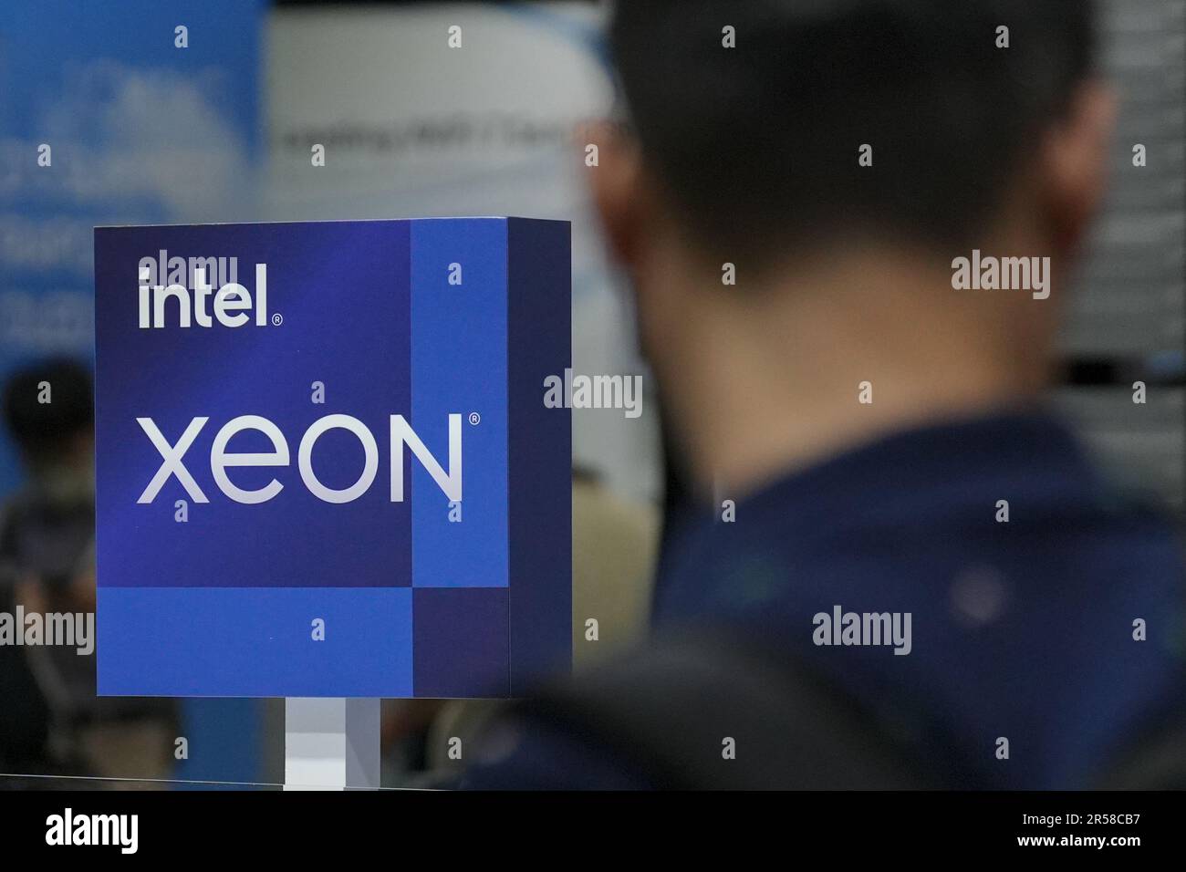 Taipei, Taiwan. 01st giugno, 2023. Il logo di intel XEON, marchio di processori Intel per server visto al COMPUTEX 2023 di Taipei. L'edizione 2023 di COMPUTEX si svolge dal 30 maggio al 02 giugno 2023 e riunisce oltre 1.000 espositori provenienti da 26 paesi diversi con 3000 stand per esporre i loro ultimi prodotti e firmare ordini con acquirenti stranieri. Credit: SOPA Images Limited/Alamy Live News Foto Stock