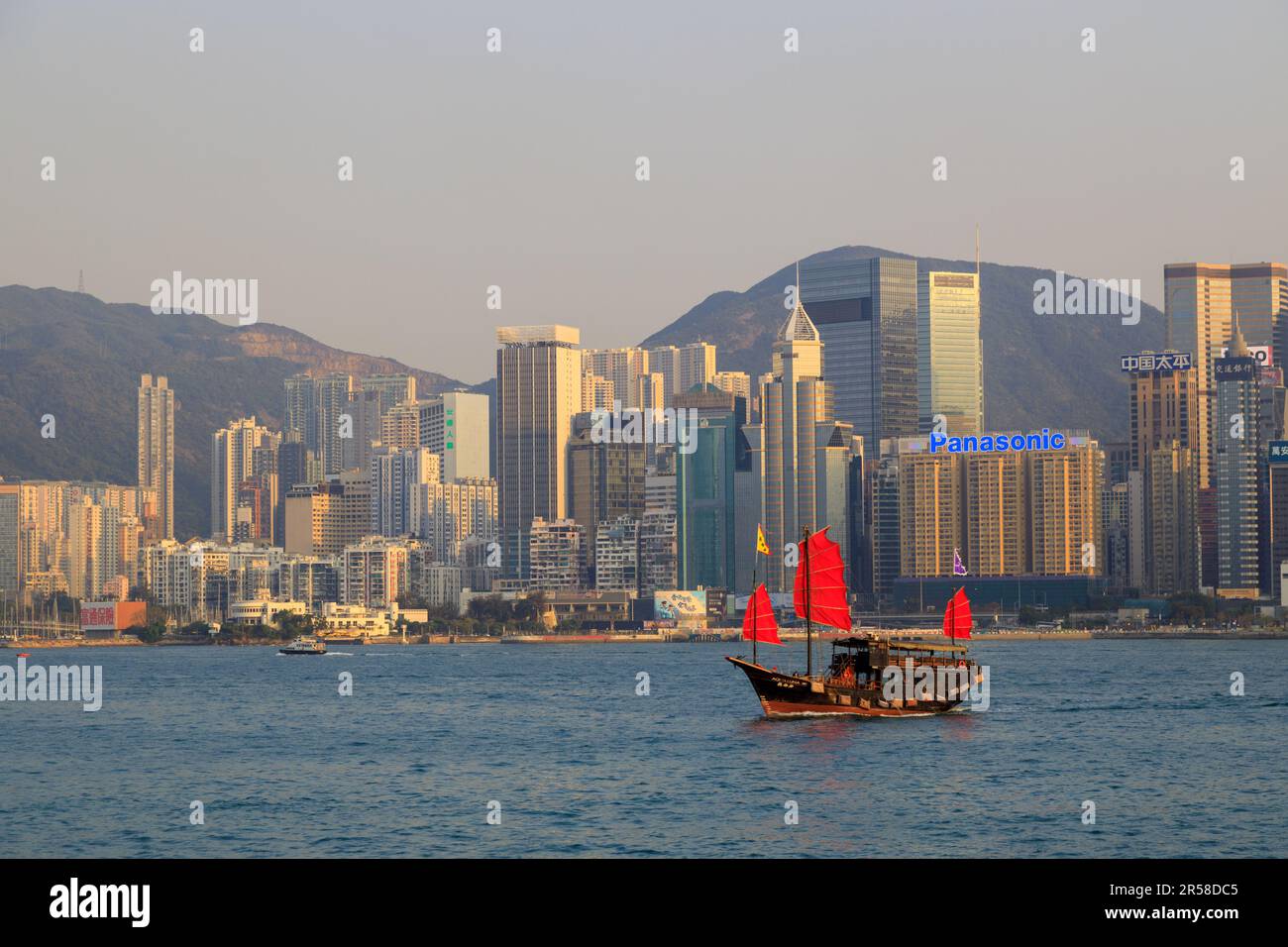 Hong Kong - 28 Febbraio 2023: Vista dello skyline di Hong Kong dal quartiere di Tsim Sha Tsui a Kowloon con il Victoria Harbour. Foto Stock